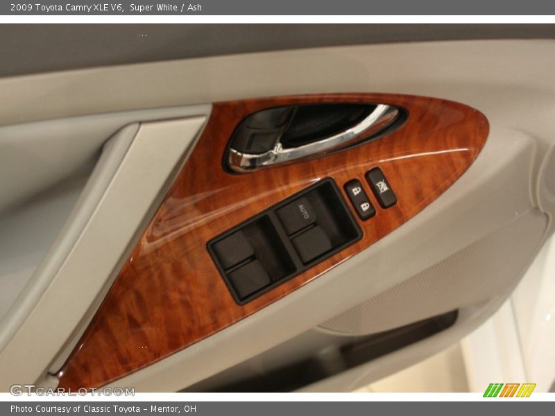 Super White / Ash 2009 Toyota Camry XLE V6