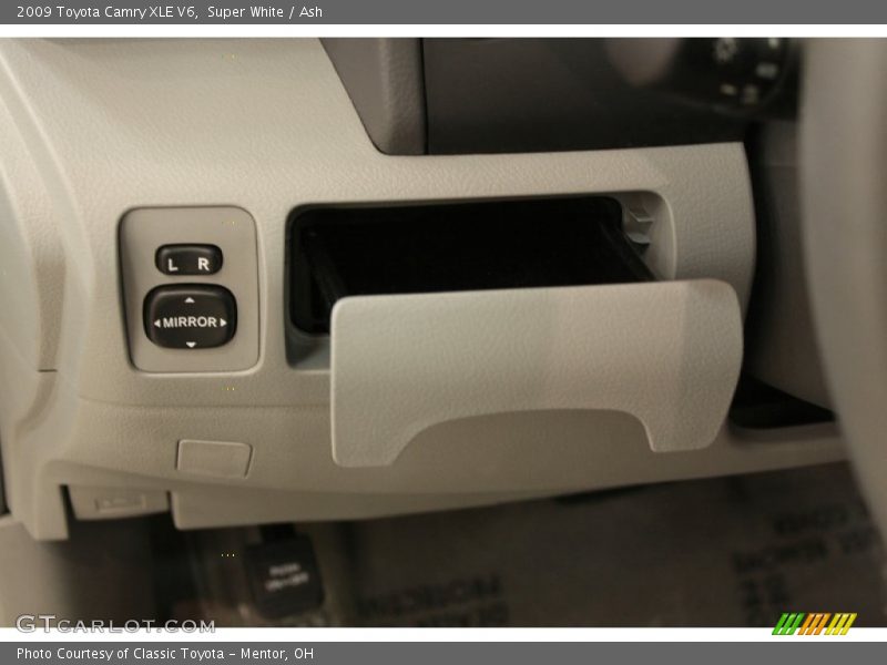 Super White / Ash 2009 Toyota Camry XLE V6
