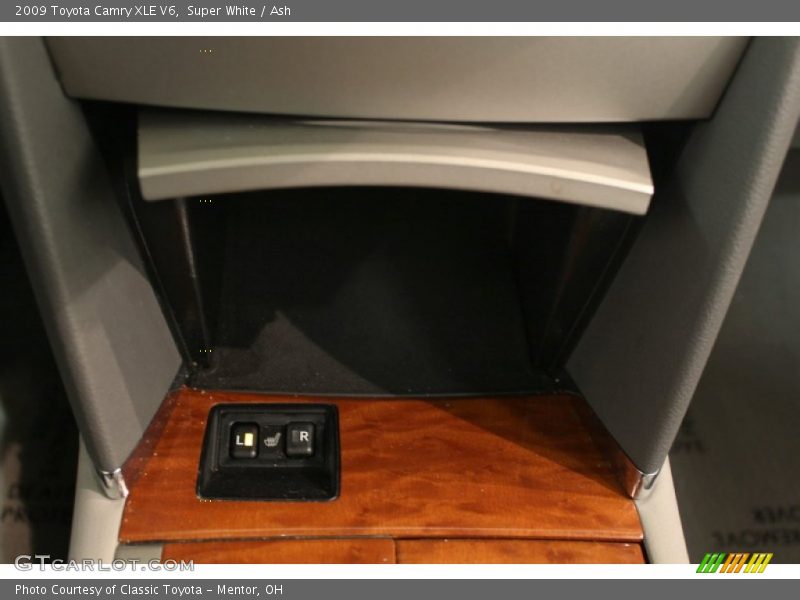 Super White / Ash 2009 Toyota Camry XLE V6