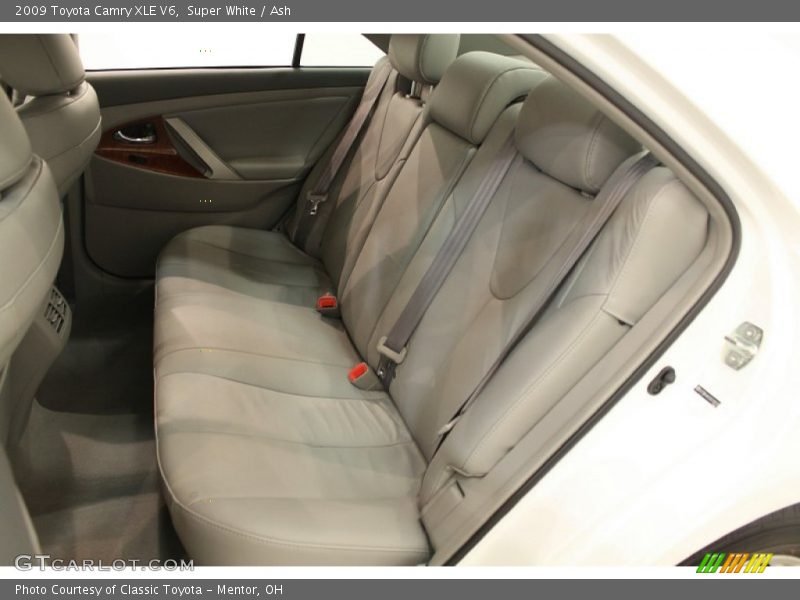 Super White / Ash 2009 Toyota Camry XLE V6