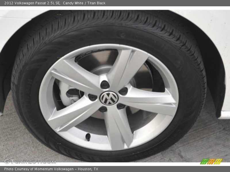 Candy White / Titan Black 2012 Volkswagen Passat 2.5L SE