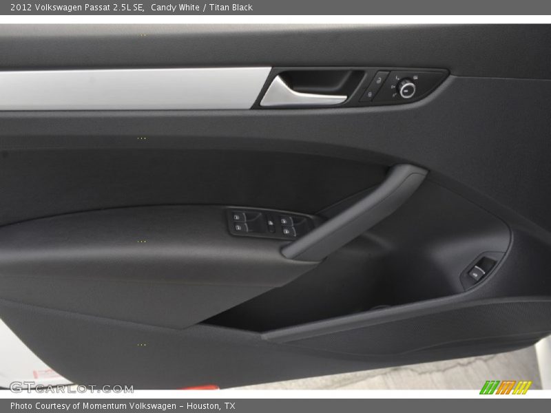 Candy White / Titan Black 2012 Volkswagen Passat 2.5L SE
