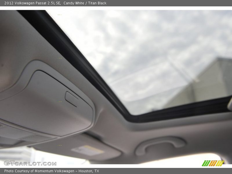 Candy White / Titan Black 2012 Volkswagen Passat 2.5L SE
