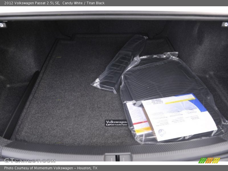 Candy White / Titan Black 2012 Volkswagen Passat 2.5L SE