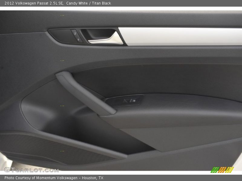 Candy White / Titan Black 2012 Volkswagen Passat 2.5L SE