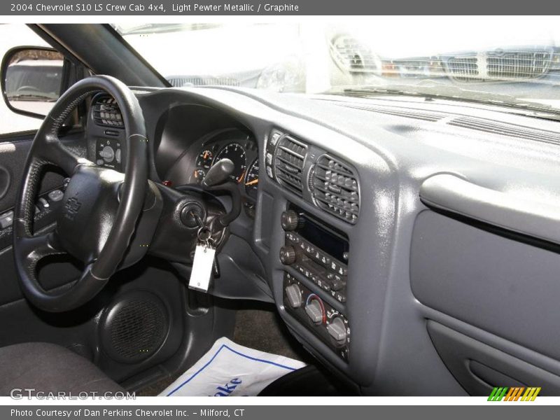 Light Pewter Metallic / Graphite 2004 Chevrolet S10 LS Crew Cab 4x4