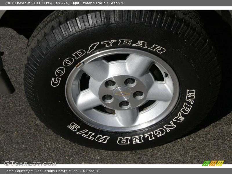 Light Pewter Metallic / Graphite 2004 Chevrolet S10 LS Crew Cab 4x4