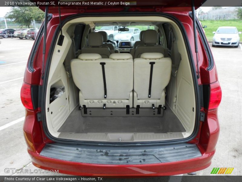 Pomegranate Red Metallic / Ceylon Beige 2010 Volkswagen Routan SE