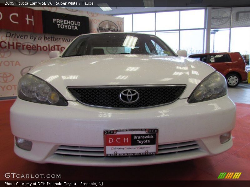 Super White / Taupe 2005 Toyota Camry SE V6