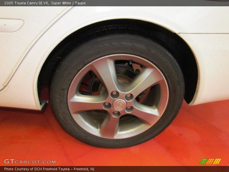 Super White / Taupe 2005 Toyota Camry SE V6