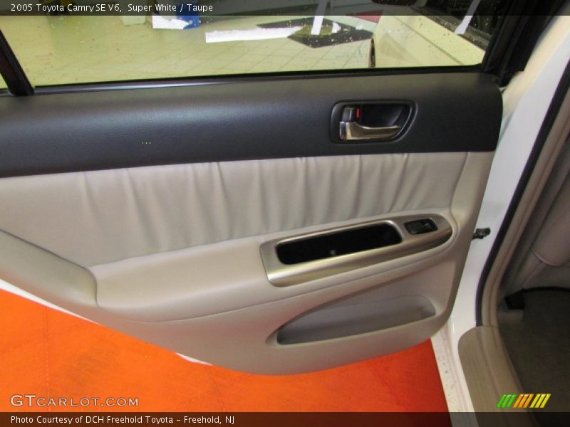 Super White / Taupe 2005 Toyota Camry SE V6