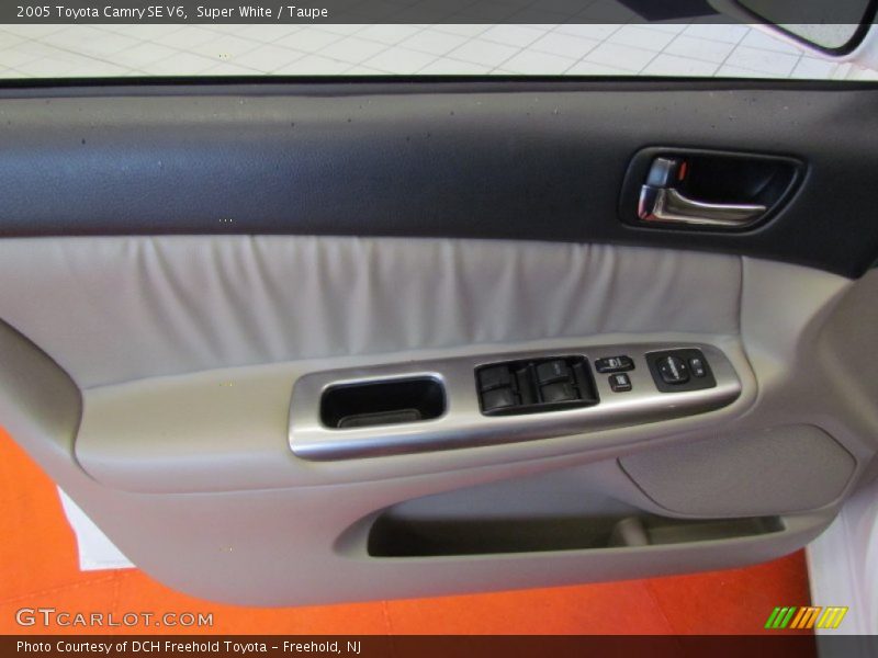 Super White / Taupe 2005 Toyota Camry SE V6