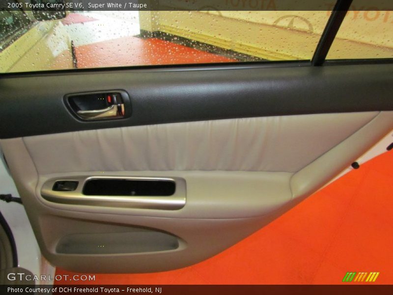 Super White / Taupe 2005 Toyota Camry SE V6