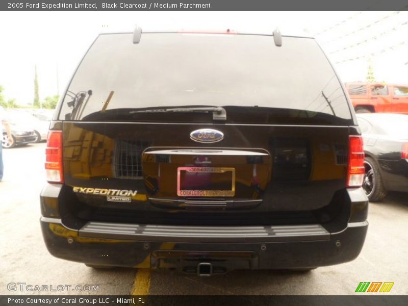Black Clearcoat / Medium Parchment 2005 Ford Expedition Limited