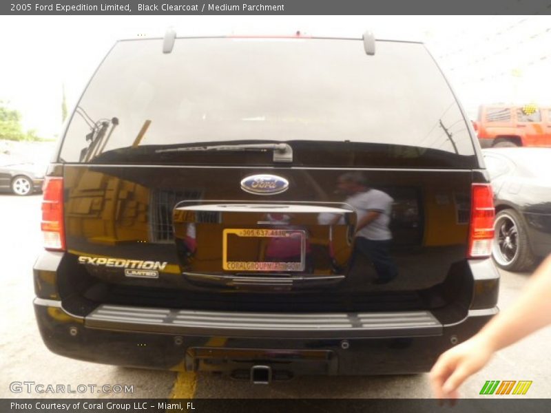 Black Clearcoat / Medium Parchment 2005 Ford Expedition Limited