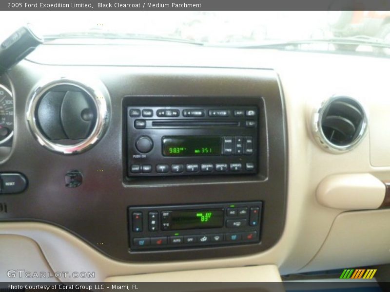 Black Clearcoat / Medium Parchment 2005 Ford Expedition Limited