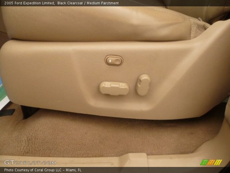 Black Clearcoat / Medium Parchment 2005 Ford Expedition Limited