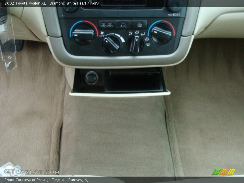 Diamond White Pearl / Ivory 2002 Toyota Avalon XL