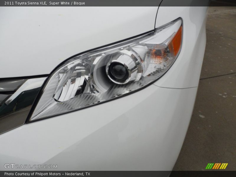 Super White / Bisque 2011 Toyota Sienna XLE
