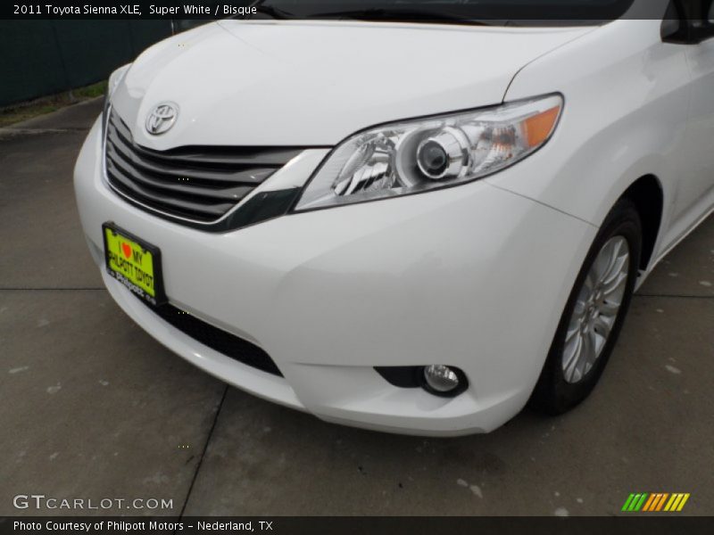 Super White / Bisque 2011 Toyota Sienna XLE