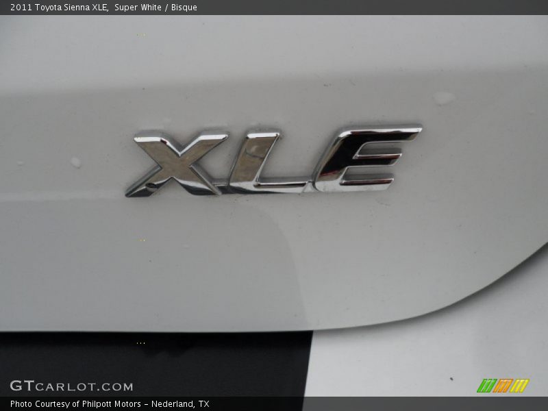 Super White / Bisque 2011 Toyota Sienna XLE