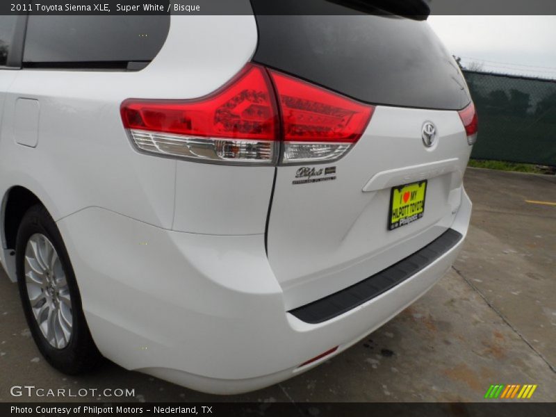 Super White / Bisque 2011 Toyota Sienna XLE