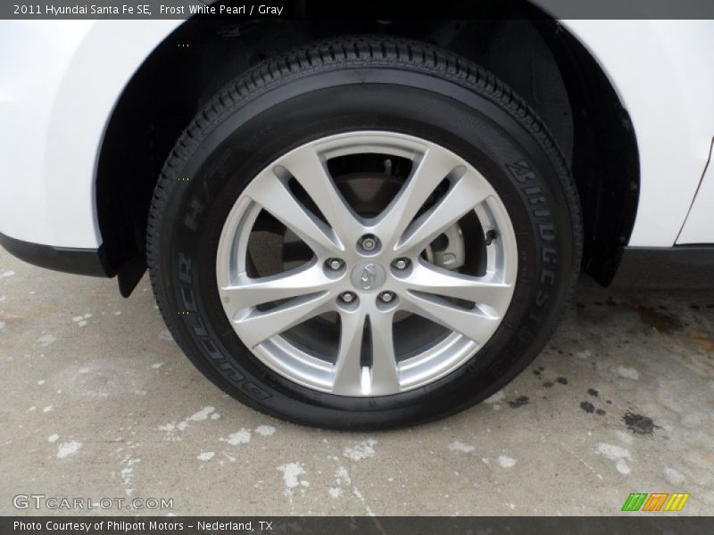 Frost White Pearl / Gray 2011 Hyundai Santa Fe SE