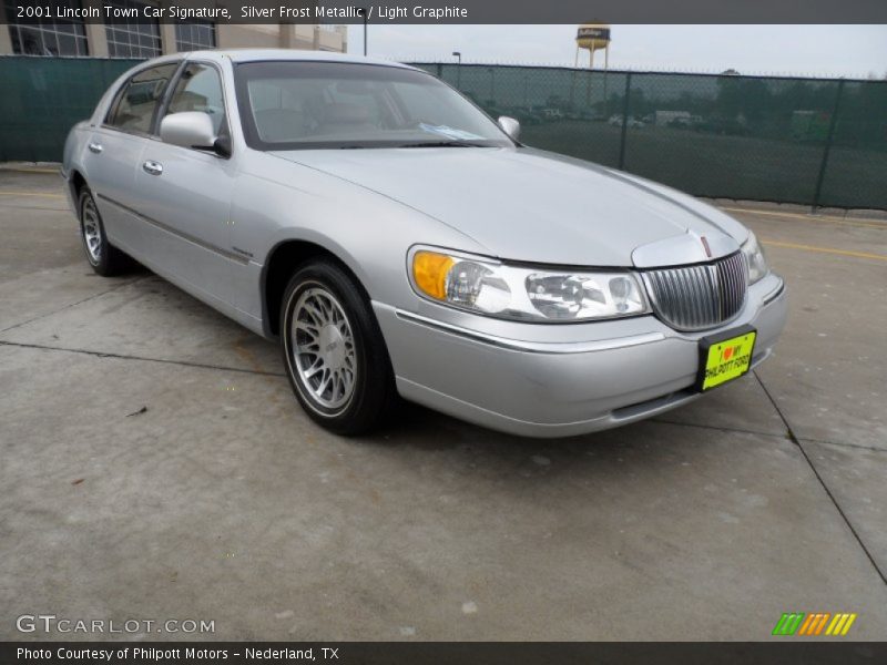Silver Frost Metallic / Light Graphite 2001 Lincoln Town Car Signature