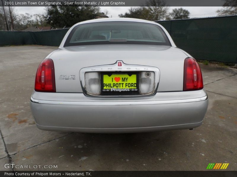 Silver Frost Metallic / Light Graphite 2001 Lincoln Town Car Signature