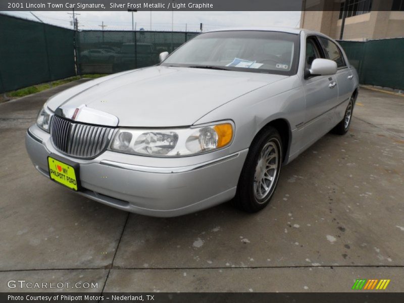 Silver Frost Metallic / Light Graphite 2001 Lincoln Town Car Signature