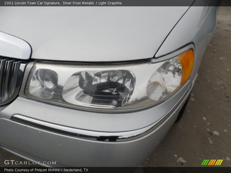 Silver Frost Metallic / Light Graphite 2001 Lincoln Town Car Signature