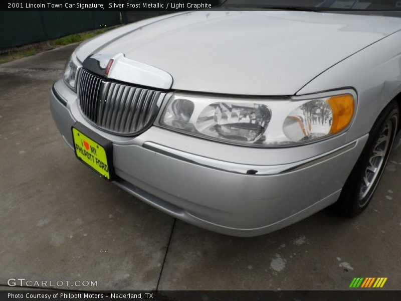 Silver Frost Metallic / Light Graphite 2001 Lincoln Town Car Signature