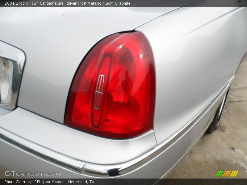 Silver Frost Metallic / Light Graphite 2001 Lincoln Town Car Signature