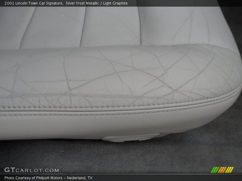 Silver Frost Metallic / Light Graphite 2001 Lincoln Town Car Signature