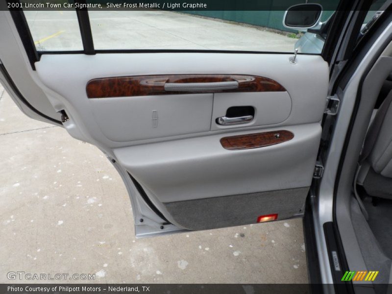 Silver Frost Metallic / Light Graphite 2001 Lincoln Town Car Signature