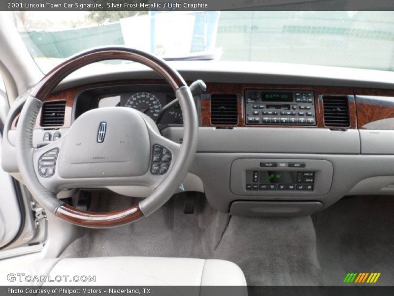 Silver Frost Metallic / Light Graphite 2001 Lincoln Town Car Signature
