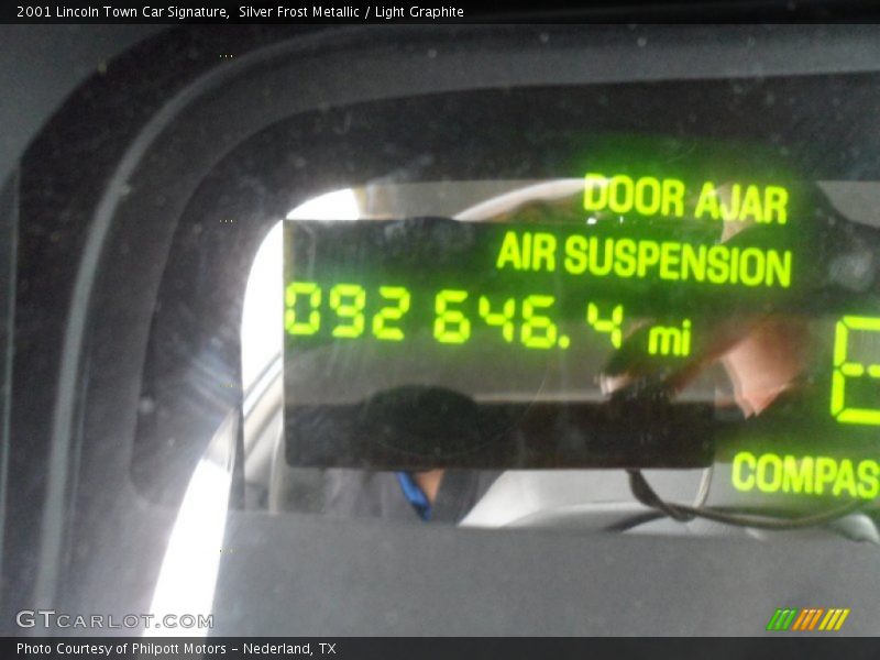 Silver Frost Metallic / Light Graphite 2001 Lincoln Town Car Signature