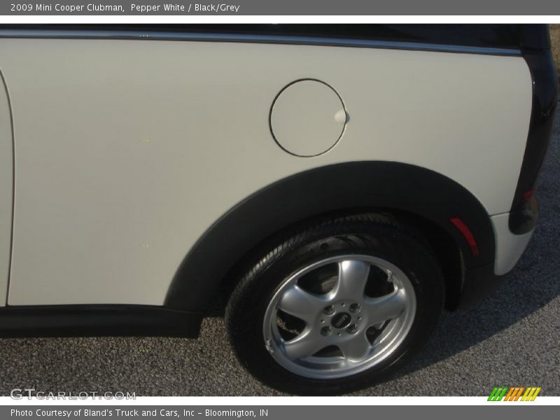 Pepper White / Black/Grey 2009 Mini Cooper Clubman