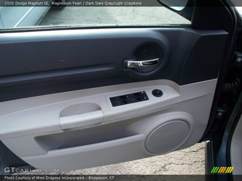 Magnesium Pearl / Dark Slate Gray/Light Graystone 2005 Dodge Magnum SE