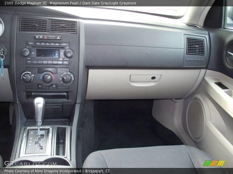 Magnesium Pearl / Dark Slate Gray/Light Graystone 2005 Dodge Magnum SE