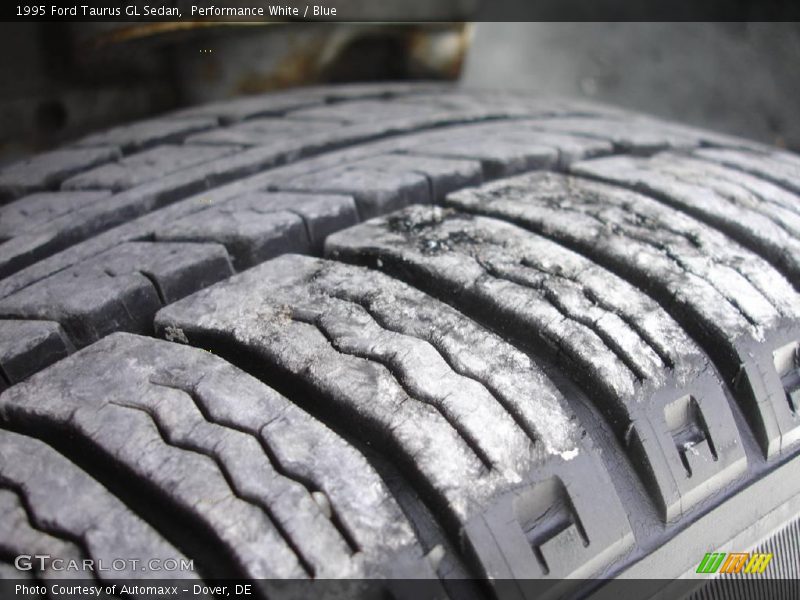 Performance White / Blue 1995 Ford Taurus GL Sedan