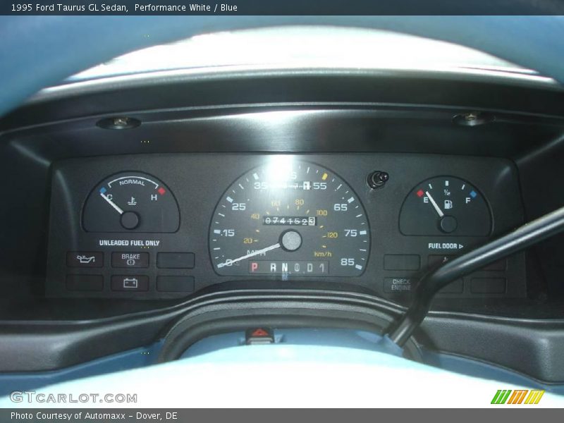 Performance White / Blue 1995 Ford Taurus GL Sedan