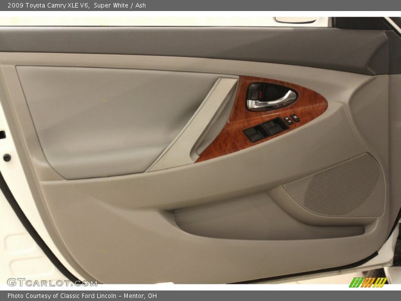 Super White / Ash 2009 Toyota Camry XLE V6