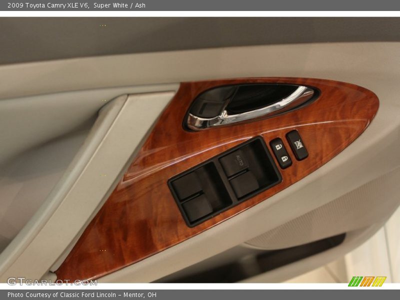 Super White / Ash 2009 Toyota Camry XLE V6