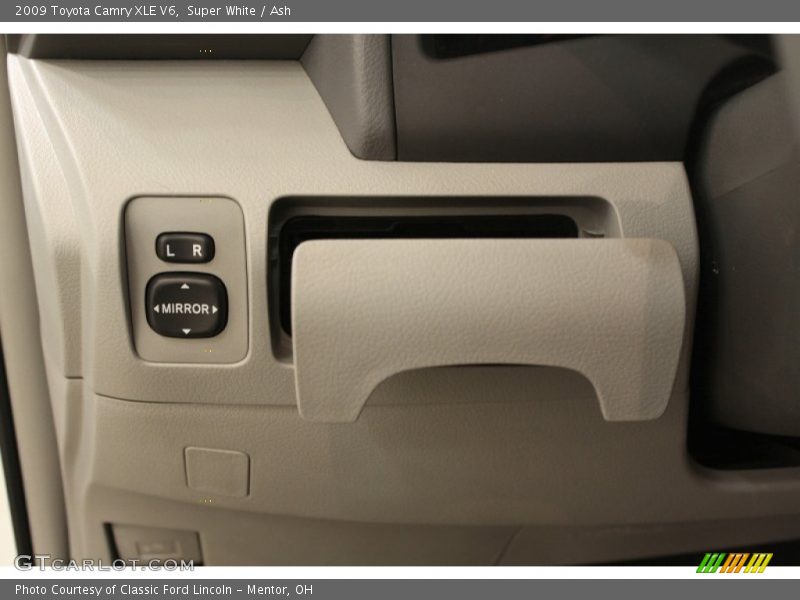 Super White / Ash 2009 Toyota Camry XLE V6