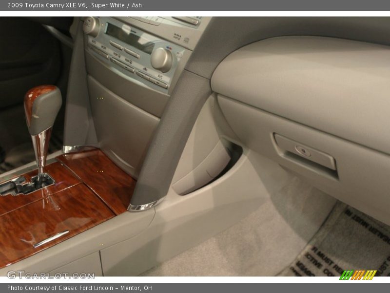 Super White / Ash 2009 Toyota Camry XLE V6