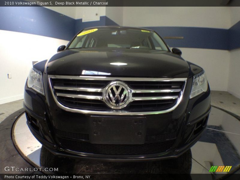 Deep Black Metallic / Charcoal 2010 Volkswagen Tiguan S