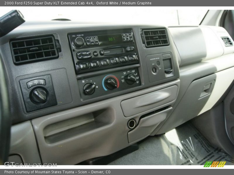 Dashboard of 2000 F250 Super Duty XLT Extended Cab 4x4