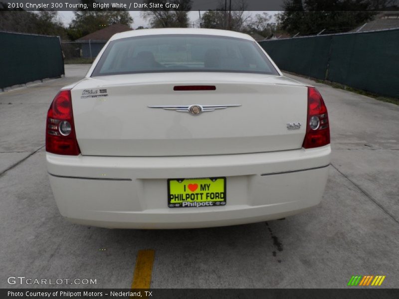 Bright White / Dark Slate Gray 2010 Chrysler 300 Touring