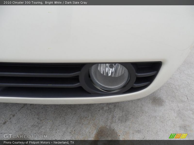 Bright White / Dark Slate Gray 2010 Chrysler 300 Touring